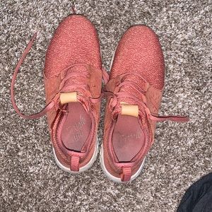 Women’s New Balance tennis shoes